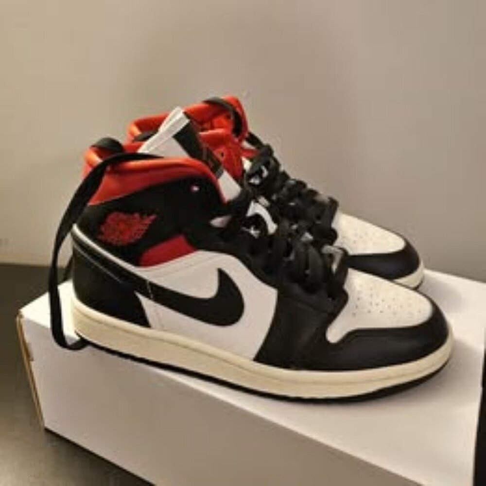 Ladies Air Jordans 1 Mid
